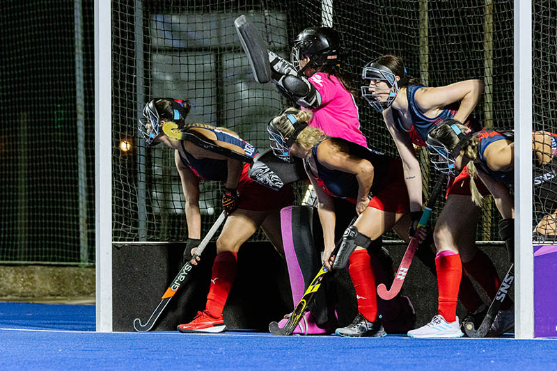 Ejercicio de slalom entre conos en un entrenamiento de hockey