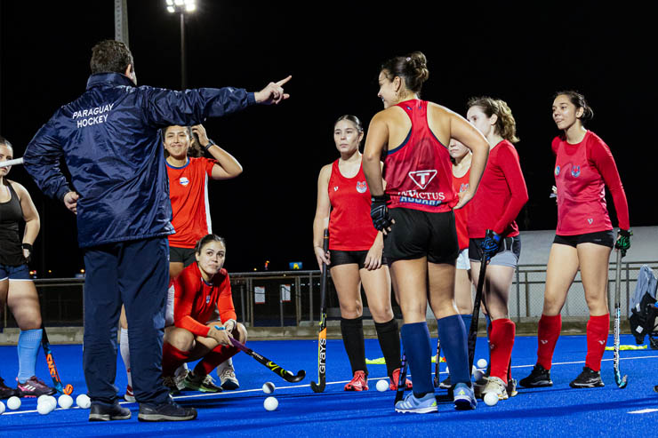 Equipo de hockey estirando en la vuelta a la calma tras el entrenamiento